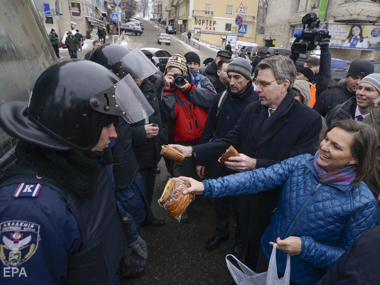 ﻿"Особисто відвідала Майдан, щоб роздати учасникам маніфестацій бутерброди". Нуланд не пустили в Росію