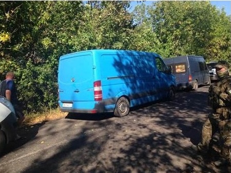 СБУ задержала в Луганской области три микроавтобуса с контрабандой