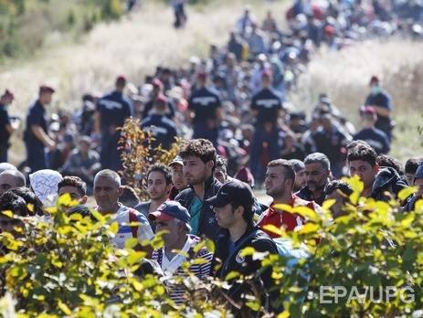 Премьер Венгрии о беженцах: Они не просто стучат в двери, они выбивают их, и обломки падают нам прямо на головы