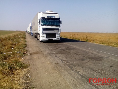 На пунктах пропуска в Крым массово разворачиваются и уезжают фуры. Фоторепортаж