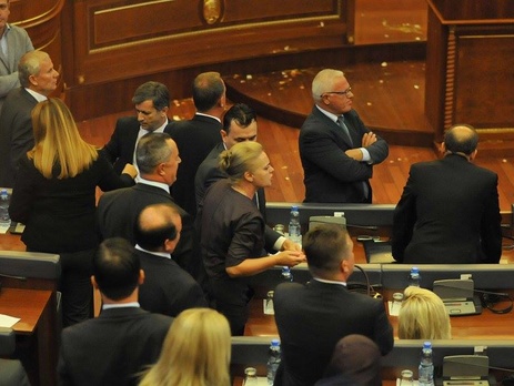 Премьер-министра Косово закидали яйцами в парламенте. Видео