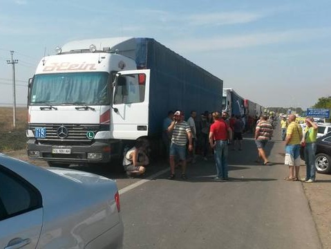 На админгранице с Крымом стоит 74 грузовика