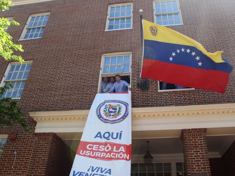 ﻿Прибічники Гуайдо взяли під контроль будівлю посольства Венесуели у США