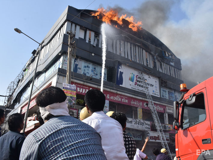 В Индии 19 подростков погибли во время пожара в школе