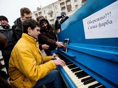 Днепропетровский Евромайдан обзавелся "революционным" пианино
