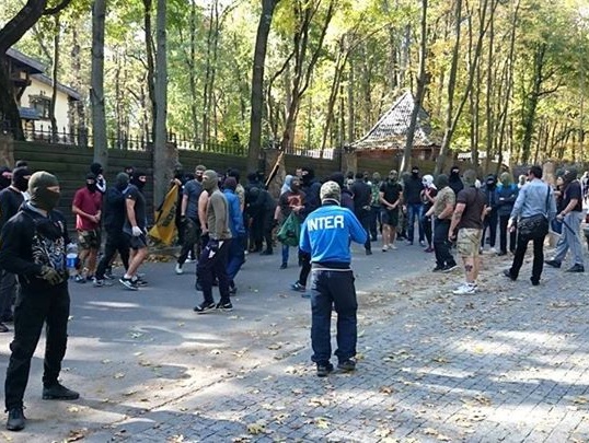 В Харькове люди в балаклавах пришли к дому Добкина