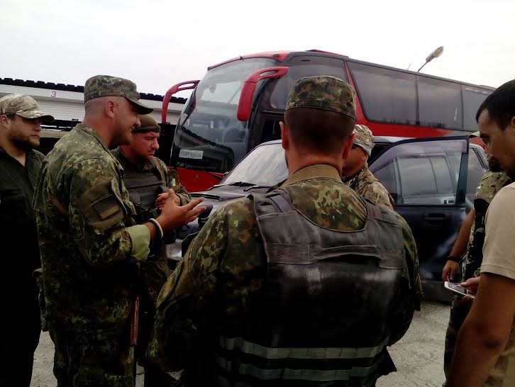Блокада Крыма: в Чонгаре первый крупный конфликт активистов с водителем. Видео