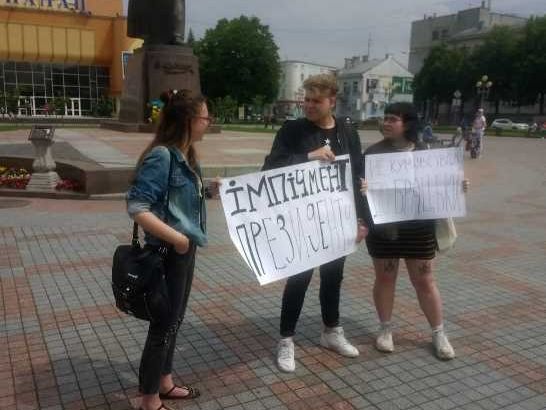 В Ровно два человека проводили акцию против президента Зеленского. Их пригласили в отделение полиции и составили админпротоколы