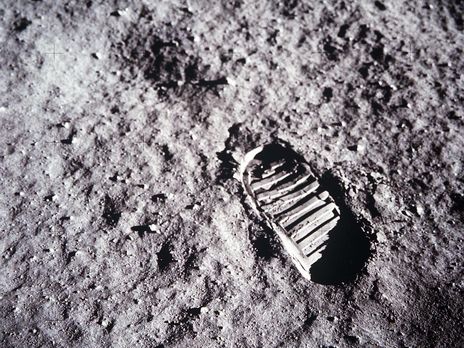 ﻿Директор NASA повідомив, що перша жінка висадиться на Місяць у 2024 році
