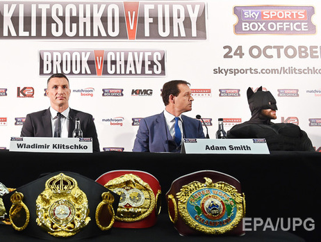 Фьюри явился в маске 