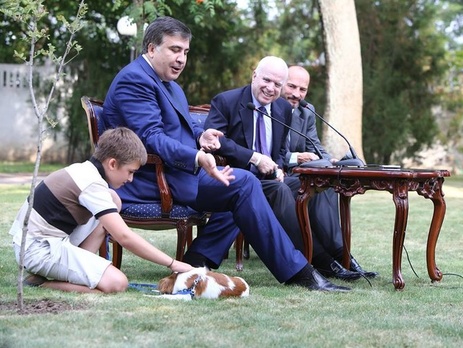 Маккейн прогулялся по Одессе, посетил флагман 