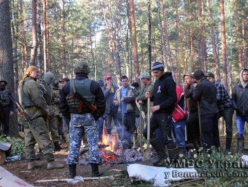 В Волынской области правоохранители задержали за незаконную добычу янтаря 17 человек