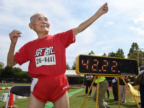 Японец в 105 лет пробежал стометровку за рекордные 42 секунды