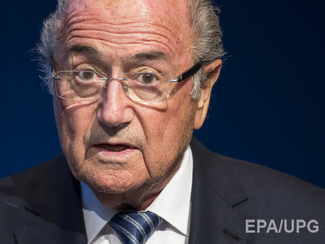 Швейцарская генпрокуратура подозревает Блаттера в подкупе Платини