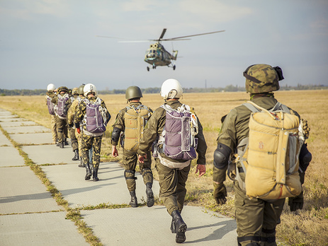 Нацгвардейцы прошли парашютно-десантную подготовку на Александрийском аэродроме. Фоторепортаж