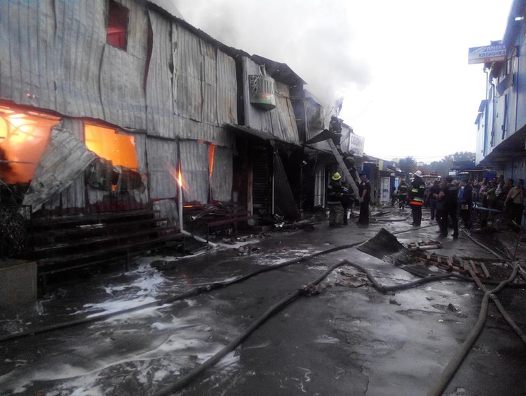 В результате пожара на центральном рынке в Каменце-Подольском пострадал спасатель