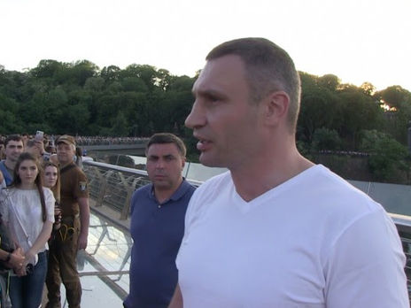 Кличко: Стеклопленку, которую повредили вандалы на стеклянном полу пешеходного моста в Киеве, восстановят в течение суток