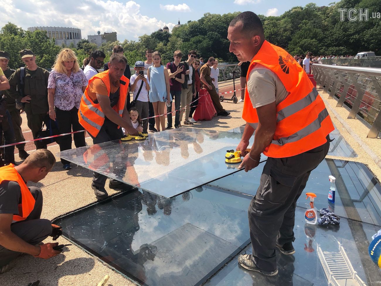 На полу нового пешеходного моста в Киеве треснуло еще одно стекло.  Ремонтники начали замену поврежденного элемента