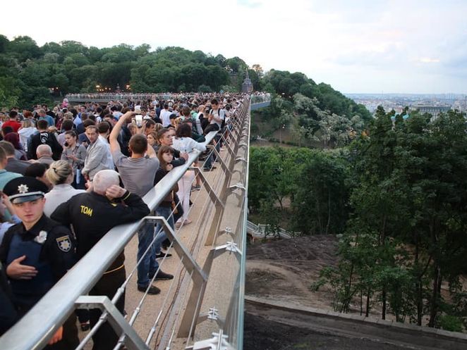 После повреждения стекла на новом пешеходном мосту в Киеве открыли уголовное производство – полиция