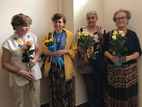 Российские волонтеры пришли на суд по делу военнопленных украинских моряков с желтыми цветами и голубыми лентами