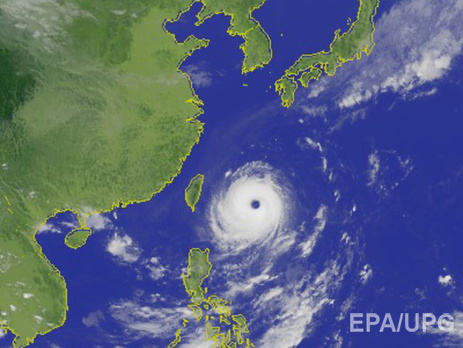 В Японии из-за мощного тайфуна отменили десятки рейсов