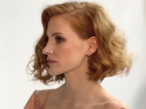 Лошадь укусила за грудь Честейн