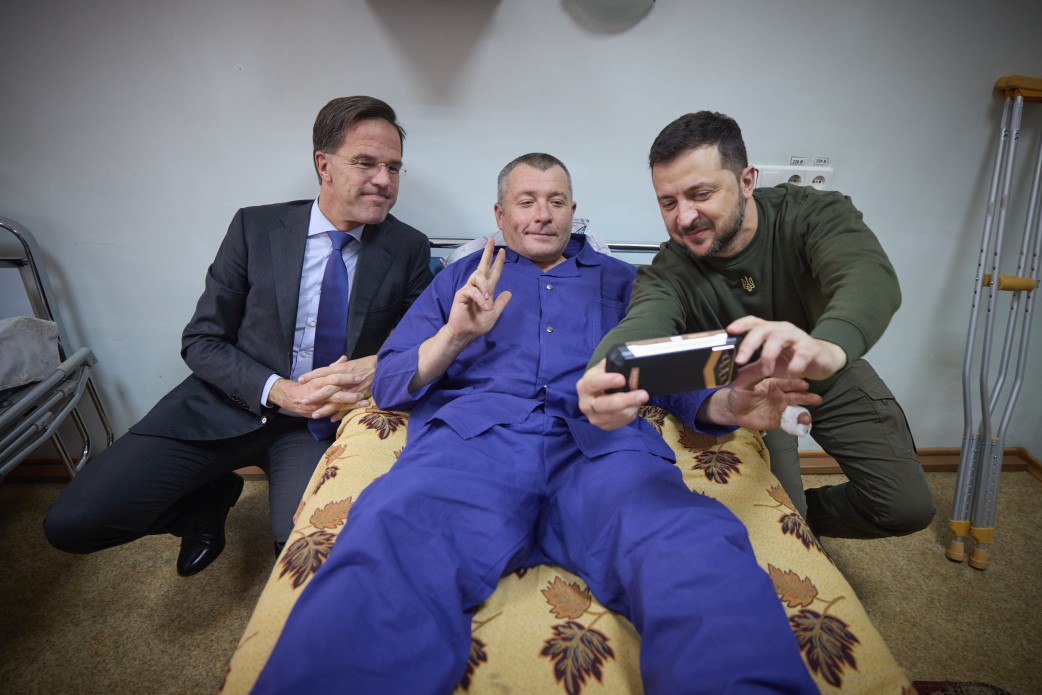 Премьер Нидерландов в ходе визита в Одессу посетил в госпитале раненых украинских военных, а также пообщался с курсантами. Фото фото 2