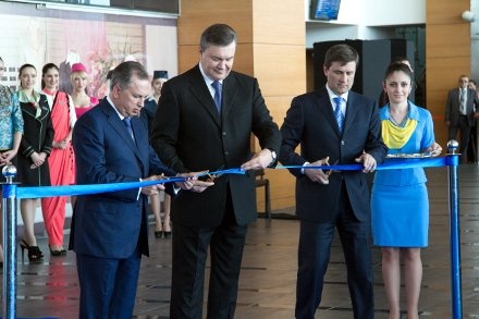 Виктор Янукович открывает новый терминал в донецком аэропорту накануне Евро-2012