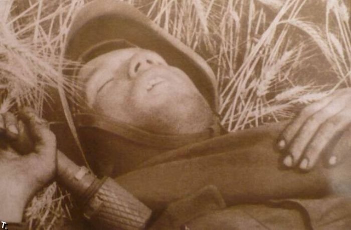 погибший солдат Красной Армии под Киевом после отступления советских войск из города
