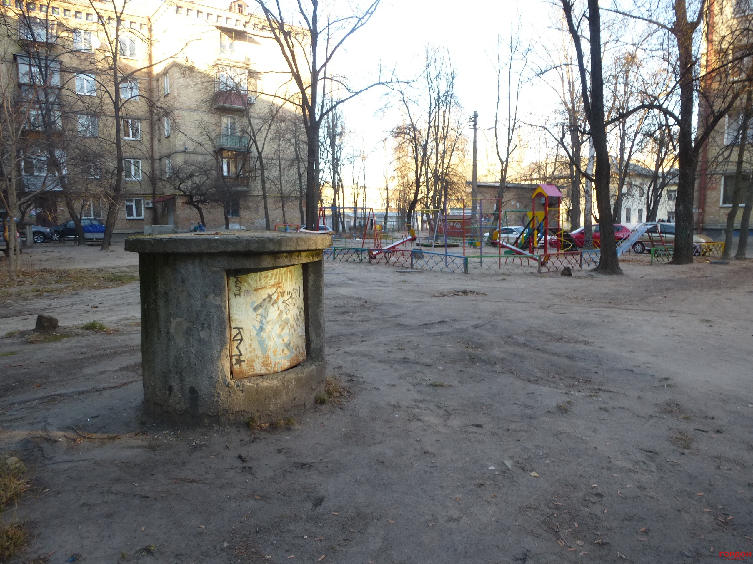 Привычные "грибки" в киевских дворах – не что иное, как вентелицонная вытяжка из подземных сооружений. Фото: gordonua.com