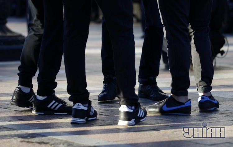 Форменная одежда титушек - спортивные костюмы и кросовки. Любимый бренд - Adidas. Фото: УНИАН