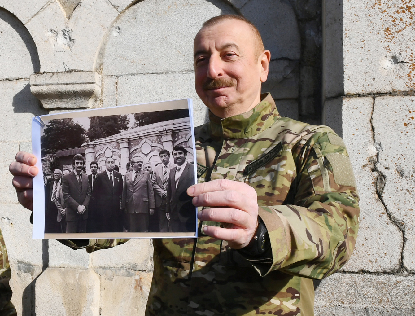 Алієв показав у Шуші своє фото, зроблене на тому самому місці 39 років тому. Фото: president.az