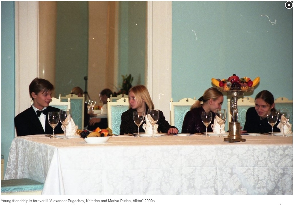 Олександр Пугачов, Катерина Путіна, Марія Путіна і Віктор Пугачов, початок 2000-х.Скріншот: pugachevsergei.com