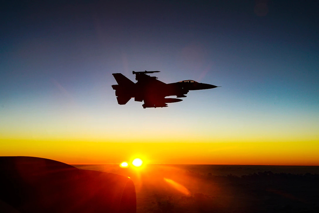 Геращенко вважає, що Україна має отримати сучасну бойову авіацію. На фото – американський винищувач четвертого покоління F-16 Fighting Falcon. Фото: defense.gov