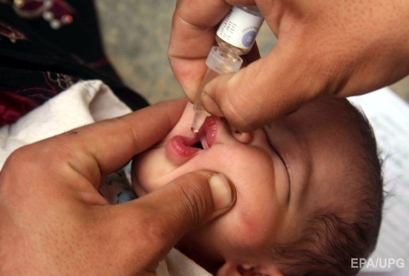 "ОПВ в 10 раз дешевле, чем ИПВ, для перорального введения (как на фото) не нужны медработники и инструментарий. Поэтому многомиллионный поток дешевой вакцины шел в основном в Африку и Азию". Фото: EPA