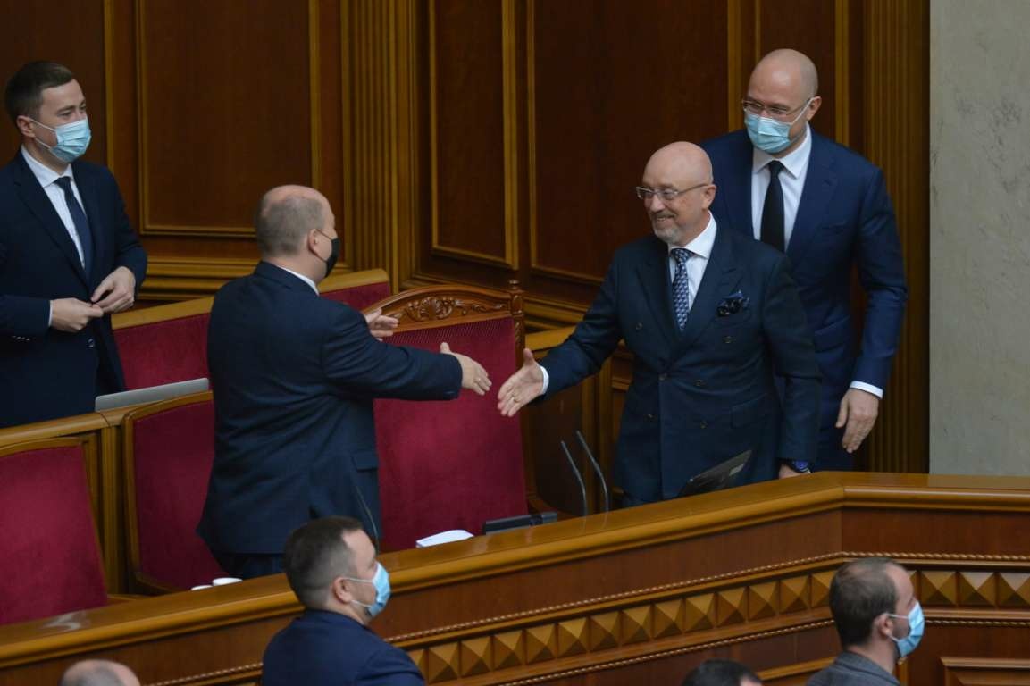 Члени уряду вітає Резнікова після призначення міністром оборони. Фото: rada.gov.ua