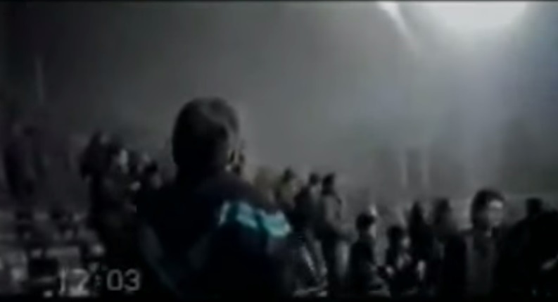 Первые минуты на стадионе после взрыва. Кадр из фильма Владимира Арьева "Донецкая мафия"