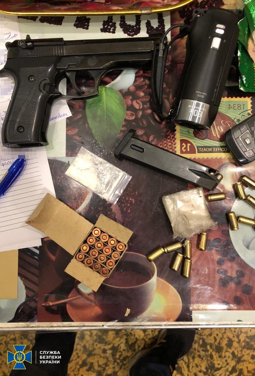 Пистолет "Шмайсер", патроны, пакетики, вероятно, с наркотиками. Фото: ssu.gov.ua