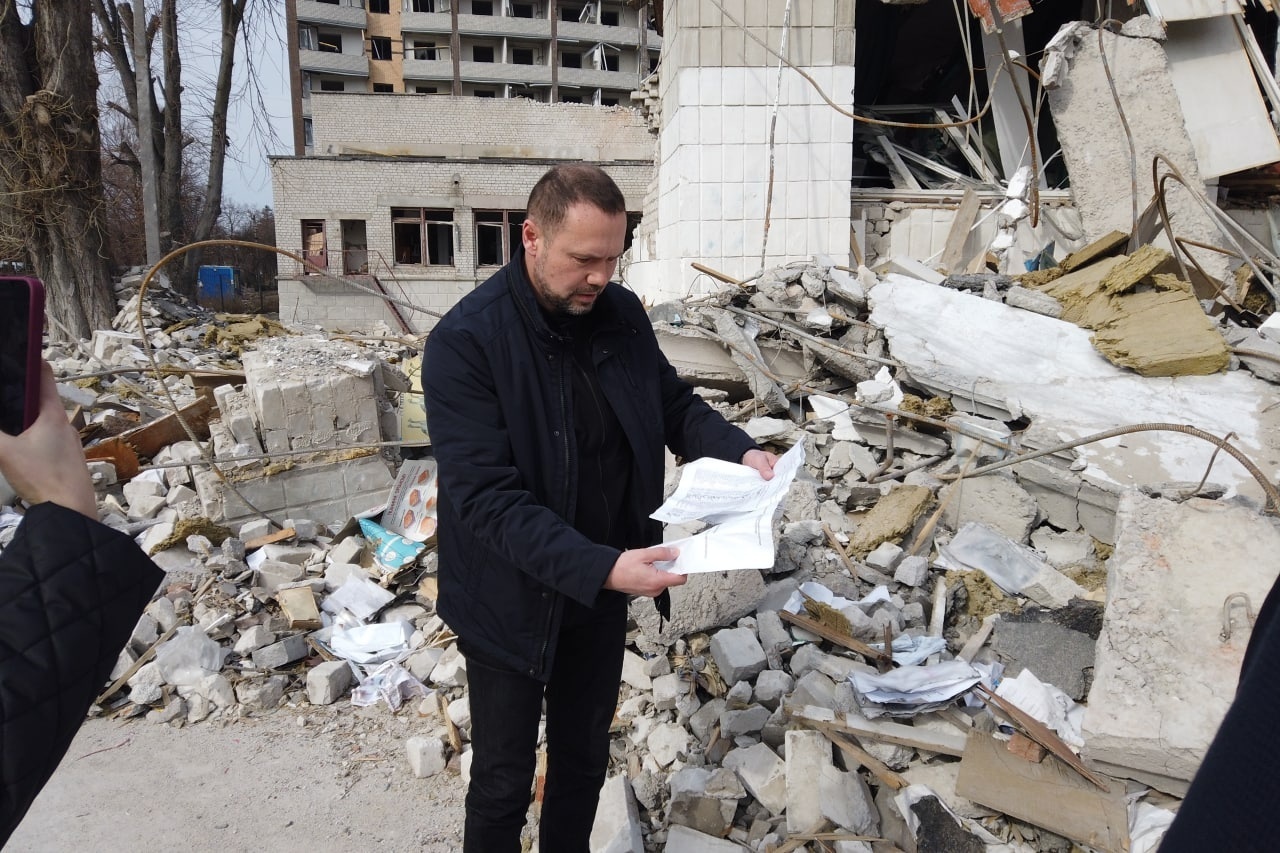 Шкарлет возле разрушенного российскими оккупационными силами лицея №25, Житомир, март 2022 года. Фото: mon.gov.ua
