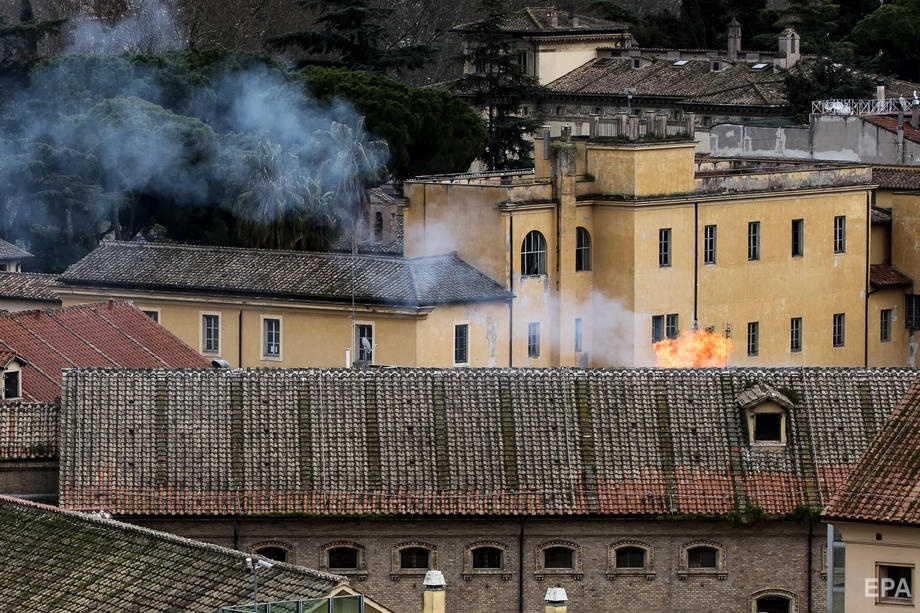 Во время бунта в тюрьме в Риме произошел пожар. Фото: EPA