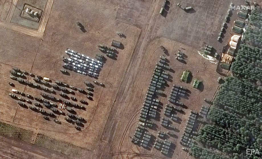 Военная техника и палатки возле Мозыря. Снимок сделан 22 февраля. Фото: EPA