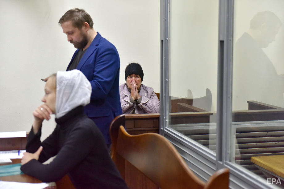 На задньому плані – вдова Олександра Шепілова Катерина Шепілова на засіданні суду. Фото: EPA