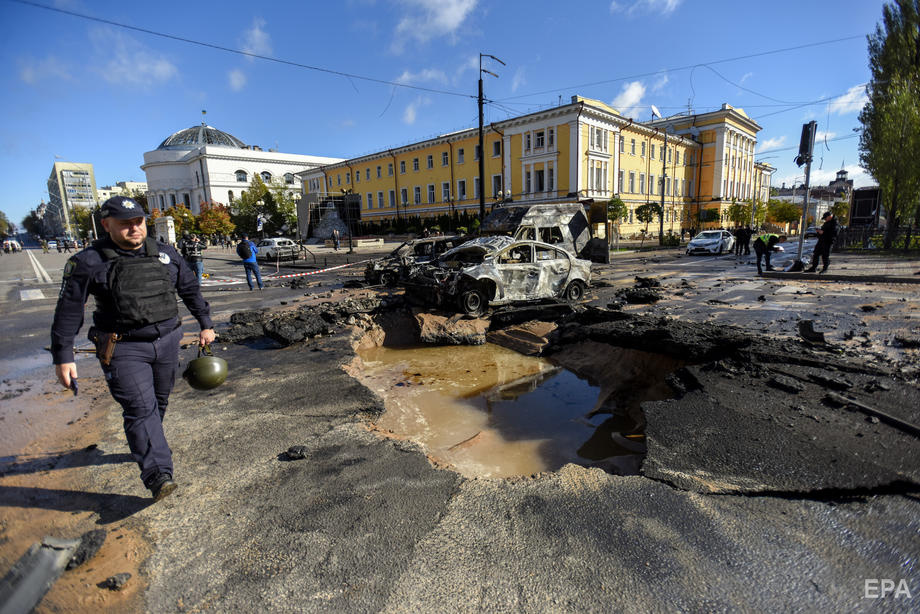 Наслідки обстрілу окупантами центру Києва 10 жовтня. Фото: EPA
