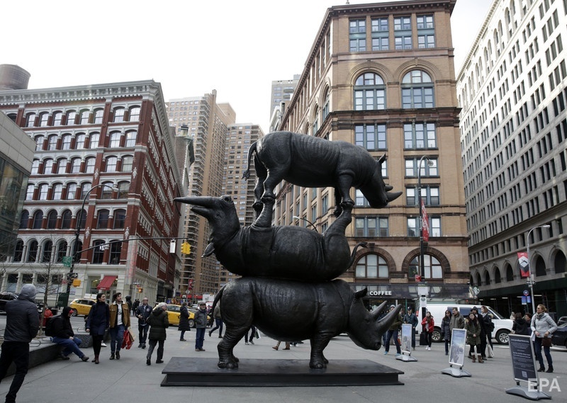 Статуя в Нью-Йорке, изображающая трех последних северных белых носорогов. Фото: ЕРА