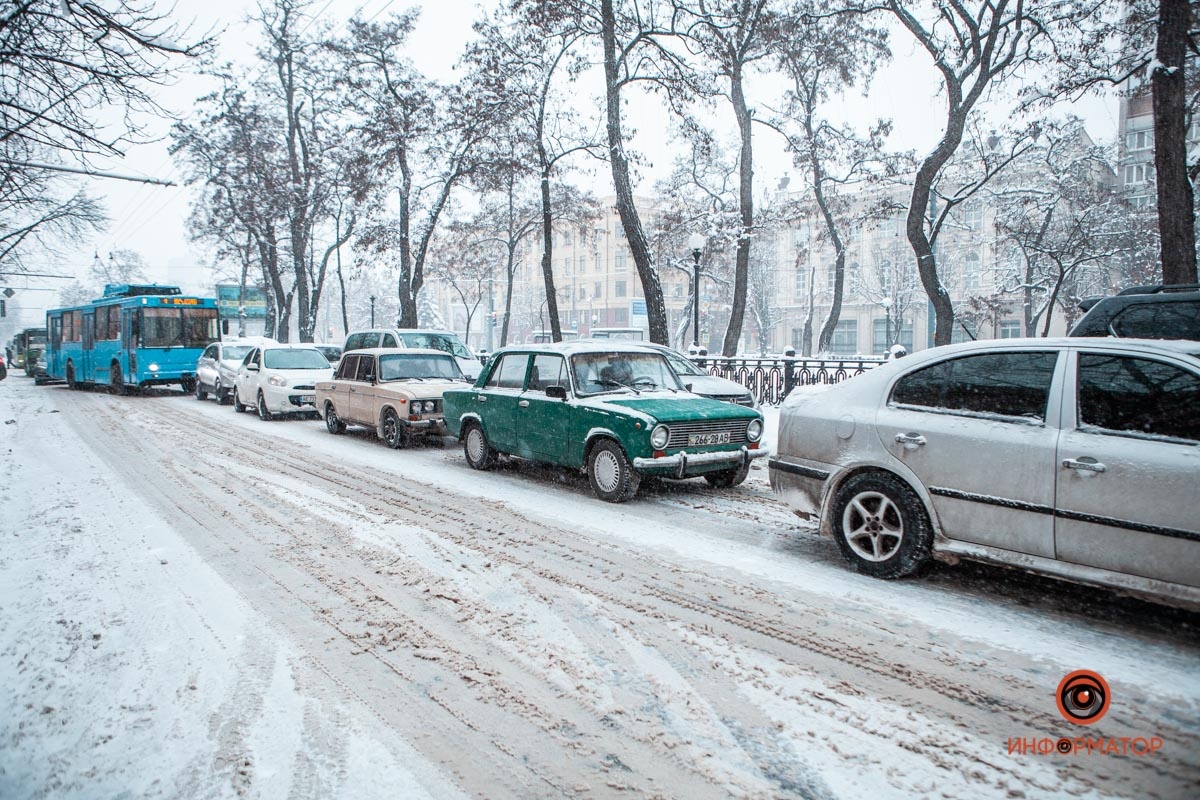 В Днепре из-за снегопада образовались пробки по всему городу. Фото: dp.informator.ua
