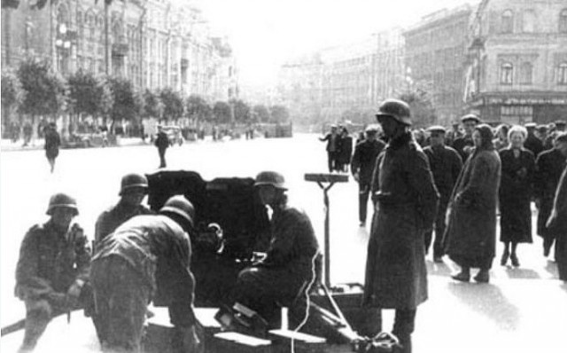 Немцы возле здания Главпочтамта