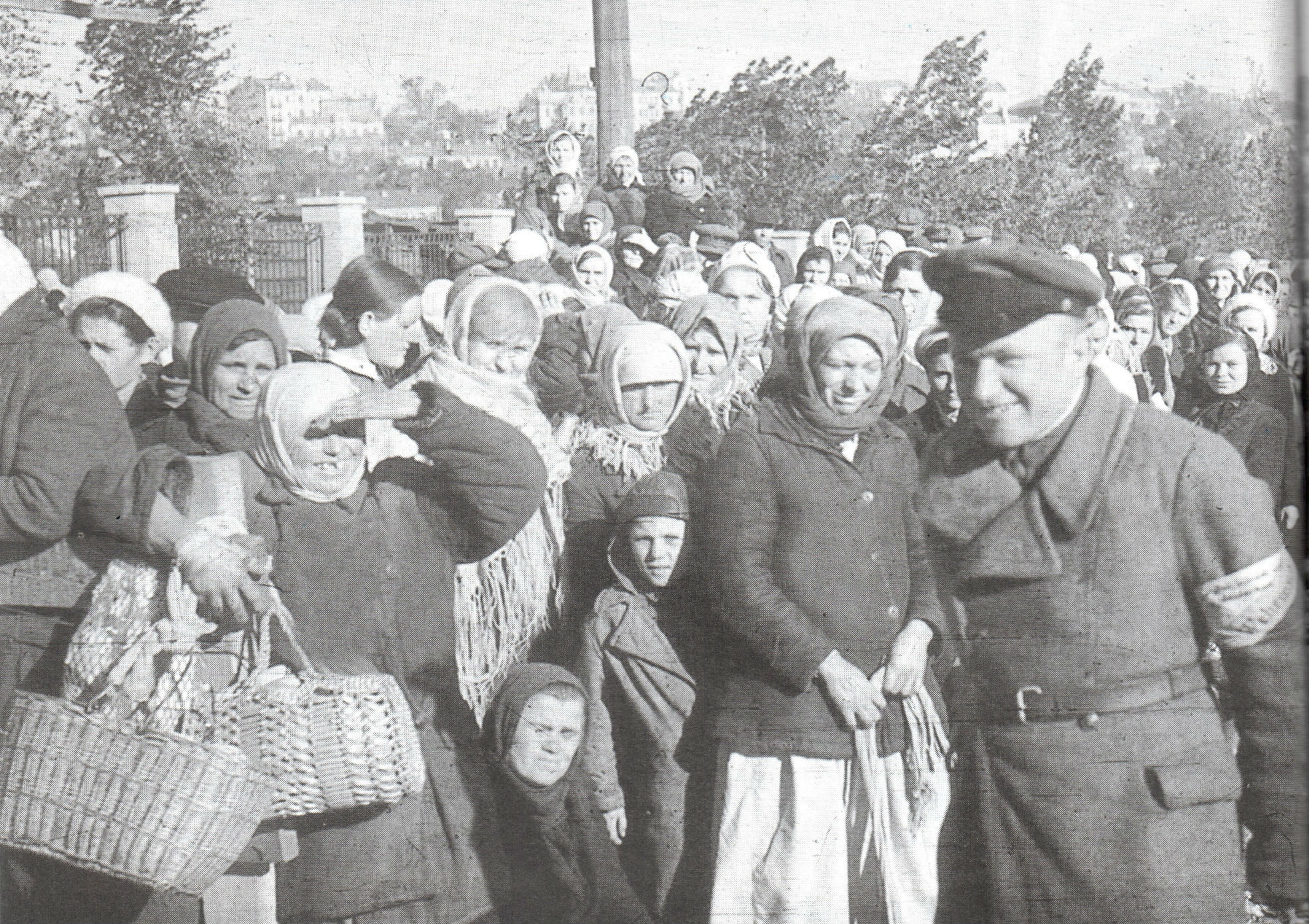 Полицай и женщины возле стадиона "Зенит"
