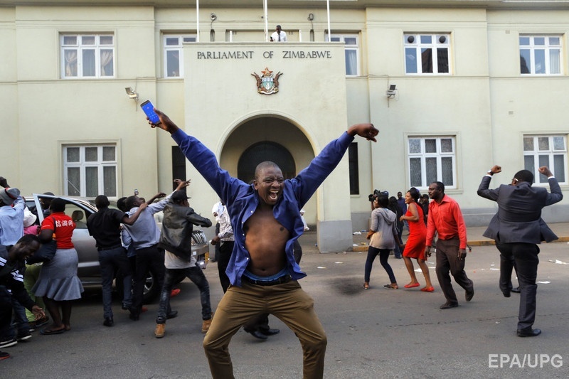 Жители Зимбабве празднуют отставку Мугабе 21 ноября. Фото: ЕРА