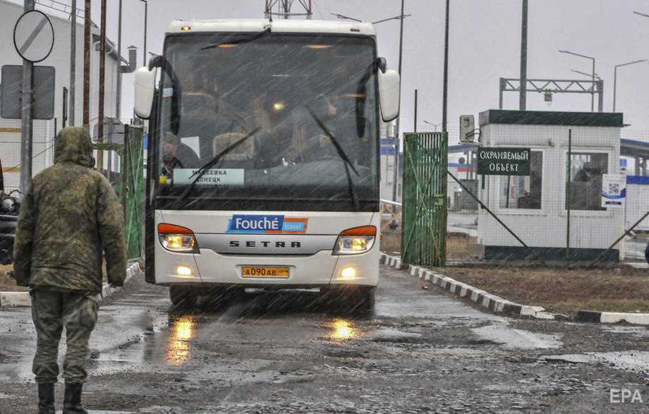 Автобус з людьми з Маріуполя на прикордонному переході Весело-Вознесенка в Ростовській області РФ. Фото: EPA