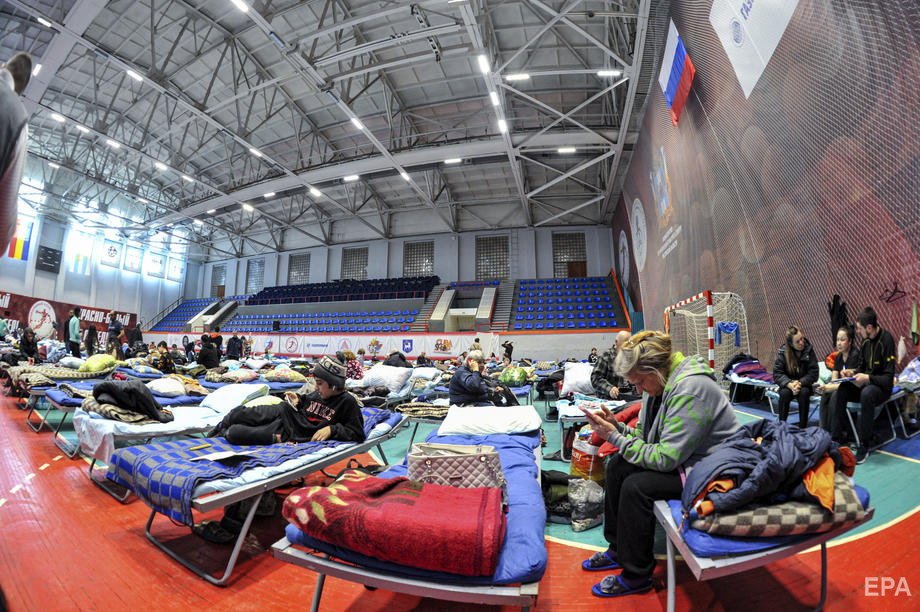Тимчасовий центр для біженців у спортзалі школи у Таганрозі Ростовської області. Фото: EPA